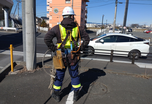 現場の機材、部材、書類その他準備を終え、2〜8名程度で作業車両数台に乗り合わせ、現場に移動。